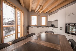 Kylskåp, mikrovågsugn, ugn och spishäll