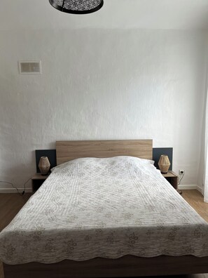 3 chambres, bureau, fer et planche Ă repasser, lit parapluie