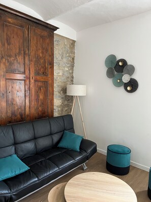 Télévision, cheminée, baby-foot, table de tennis de table