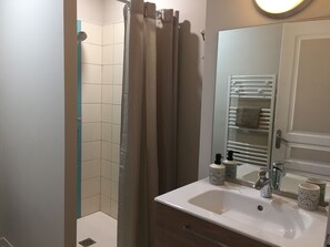 Badewanne, Haartrockner, Bidet, Handtücher