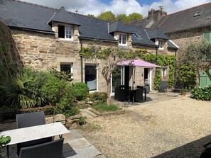Outdoor dining - Charming farmhouse in the heart of Pont-Aven, downtown on foot, private parking. (Pont-Aven)