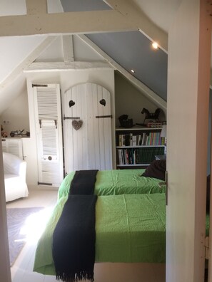 2 bedrooms, iron/ironing board, free WiFi, bed sheets - Charming farmhouse in the heart of Pont-Aven, downtown on foot, private parking. (Pont-Aven)