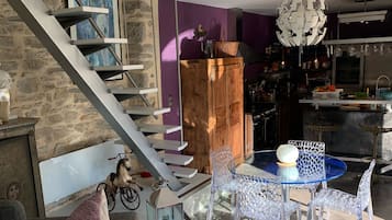 Fernseher, DVD-Player, BĂŒcher, Musikbibliothek