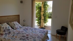 2 slaapkamers, een strijkplank/strijkijzer, reisbedje, gratis wifi