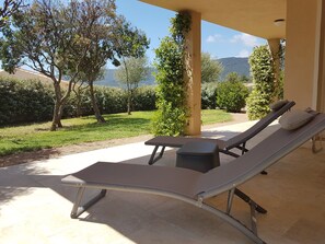 Terrace/patio - GROUND FLOOR, LARGE COVERED TERRACE AND GARDEN, QUIET, AIR-CONDITIONED (Figari)