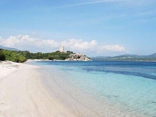 Beach nearby - GROUND FLOOR, LARGE COVERED TERRACE AND GARDEN, QUIET, AIR-CONDITIONED (Figari)