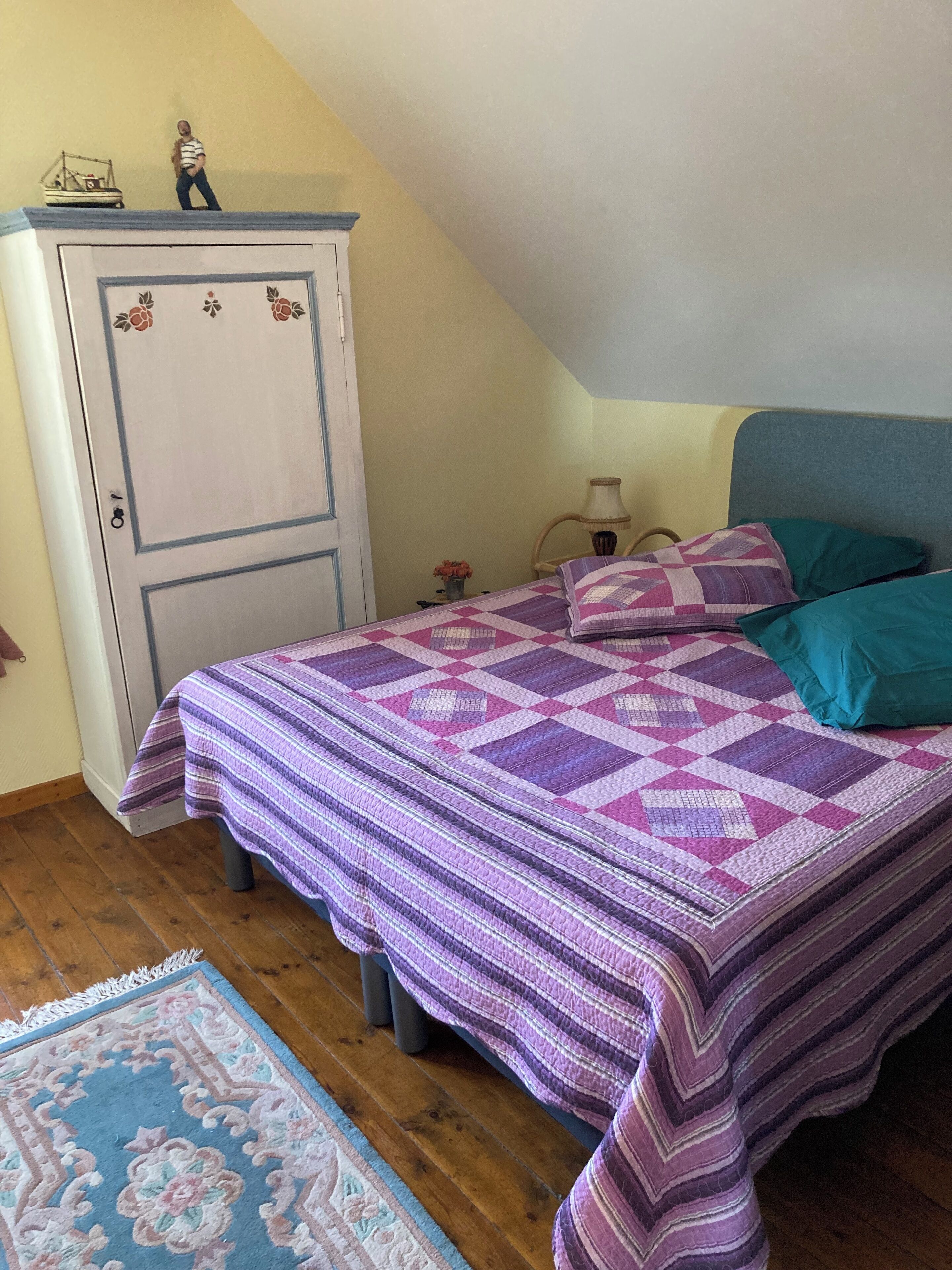 1 habitación, tabla de planchar con plancha y ropa de cama 
