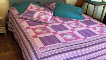 1 slaapkamer, een strijkplank/strijkijzer, beddengoed