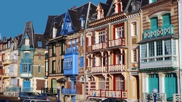 Een rij kleurrijke, historische gebouwen met verschillende bouwstijlen, waaronder puntgevels en decoratieve balkons.