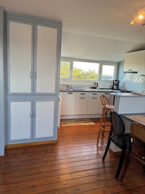 雪櫃、微波爐、焗爐、爐具