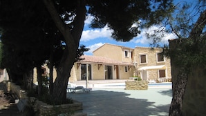 A courtyard with stone buildings, a pool, and trees. - House near the SEA - private SWIMMING POOL - COUNTRYSIDE - in LANGUEDOC - 15 people (Loupian)