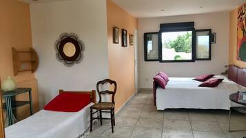 7 bedrooms, desk, iron/ironing board, free WiFi