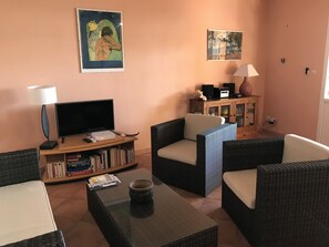 Télévision, livres, chaîne hi-fi