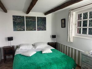 6 bedrooms, iron/ironing board, travel cot, free WiFi