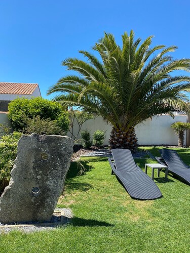 Ile de Noirmoutier house comfortable, enclosed garden near the sea and harbor