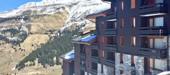 SKIS BY THE FEET- 2 ROOM / CABIN - DONE AGAIN - HIGH SPEED WIFI -CALME AND CLEAR VIEW
