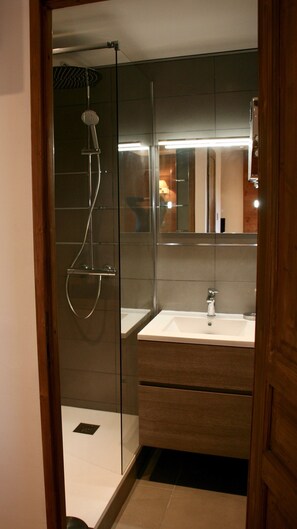 Douche, sèche-cheveux
