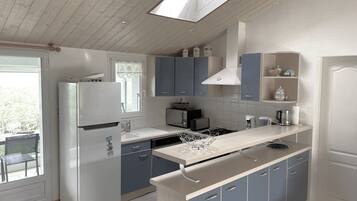 冷蔵庫、電子レンジ、オーブン、コンロ