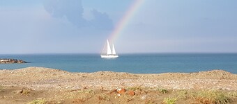  GRAND 3 PIECES EN RDC SUR FRONT DE MER calme juste dev la plage