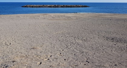 GroĂe 3 Zimmer in der Demokratischen Republik Kongo am Meer nur dev den Strand