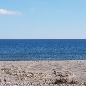 On the beach, sun-loungers - LARGE 3 BEDROOM APARTMENT ON THE SEAFRONT in quiet Barcarès just off the beach (Le Barcarès)