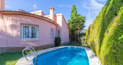 Oliva Nova Golf with pool, Wifi, TV SAT, garden, parking and offerts