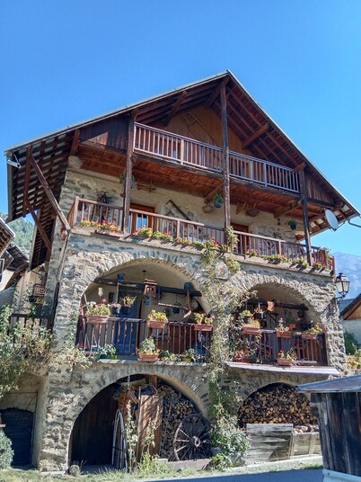 Apartment, garden level, with mountain views, close to the center. 