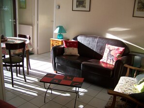 Télévision, table de tennis de table, livres