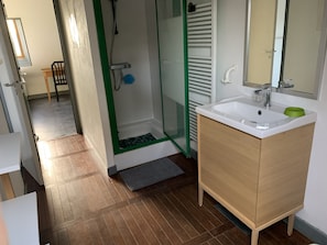 Baignoire, sèche-cheveux, serviettes fournies