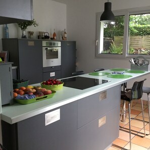 Réfrigérateur, micro-ondes, four, plaque de cuisson