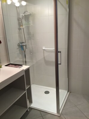 Dusche, Haartrockner, Toilettenpapier