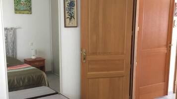 1 slaapkamer, een strijkplank/strijkijzer, reisbedje, gratis wifi