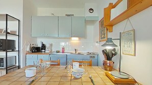 Coffee/tea maker, fridge, microwave, stovetop