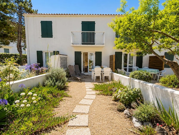 Outdoor dining - Beachside Studio with Garden - Sleeps 4, La Guérinière (La Guérinière)