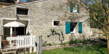 La façade principale, cÎté jardin.