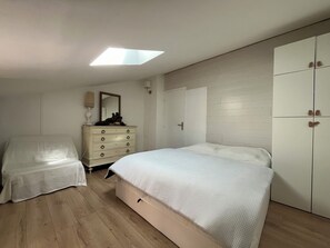 3 bedrooms, iron/ironing board, free WiFi