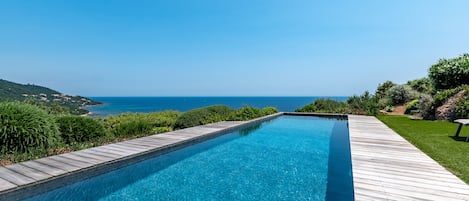 Una piscina al aire libre, una piscina climatizada