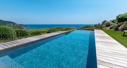 Ferienhaus für 10 Personen direkt am Meer mit Klimaanlage, Spa und beheiztem, gesichertem Pool