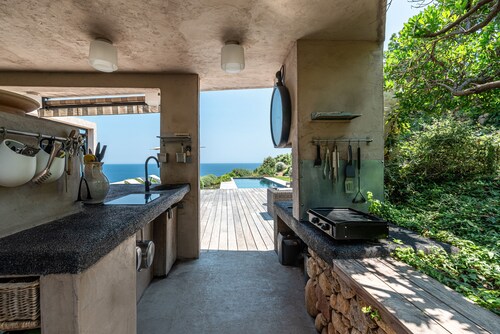 Face à la mer, villa climatisée 12 pers, 5 chambres, piscine chauffée, Accès mer