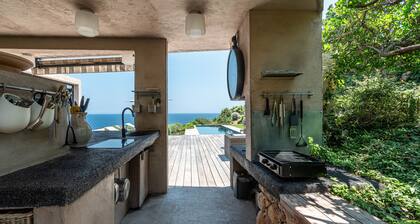 Face à la mer, villa climatisée 12 pers, 5 chambres, piscine chauffée, AccÚs mer