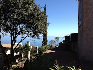 Property grounds - Facing the sea, air-conditioned villa for 10 people, with spa and secure heated pool (Conca)