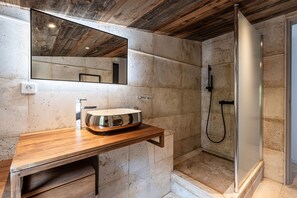 Shower, hair dryer, towels, toilet paper - Facing the sea, air-conditioned villa for 10 people, with spa and secure heated pool (Conca)