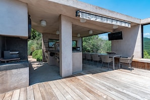 Outdoor dining - Facing the sea, air-conditioned villa for 10 people, with spa and secure heated pool (Conca)