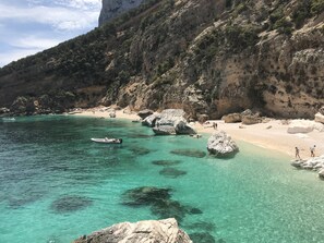 Perto da praia, espreguiçadeiras