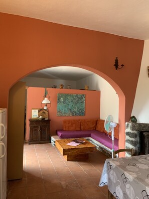 Fernseher, Kamin, Bücher