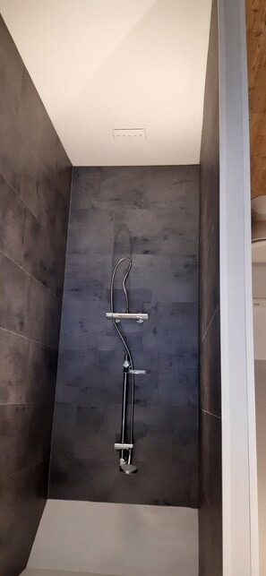 Douche, sèche-cheveux, serviettes fournies, papier toilette