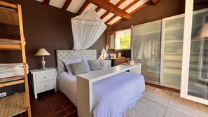 3 habitaciones, tabla de planchar con plancha y cuna de viaje 