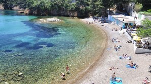 En la playa y camastros 