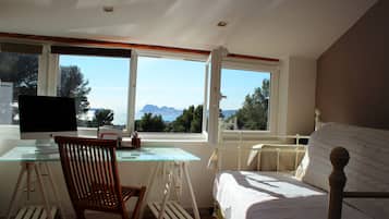 3 quartos, ferros/tábuas de passar roupa, berço de viagem