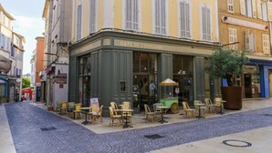 Ein Café mit Außenbereich und Vintage-Flair.